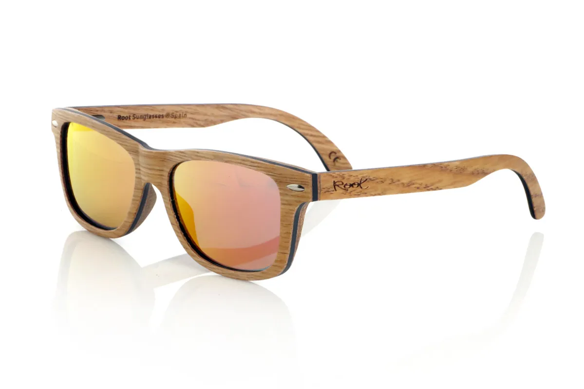 Gafas de Madera Natural de Roble RAJASTAN SK. Las gafas de sol de madera RAJASTAN están elaboradas con una combinación de madera de roble laminada y una capa interior de arce negro, ofreciendo un estilo sofisticado y natural. Su diseño rectangular se complementa con adornos metálicos en el frontal, aportando un toque de elegancia. Estas gafas de madera son una opción ideal para quienes buscan un look exclusivo y sostenible. Dimensiones: 148x47 mm
Calibre: 49 Venta al Por Mayor y Detalle | Root Sunglasses® 