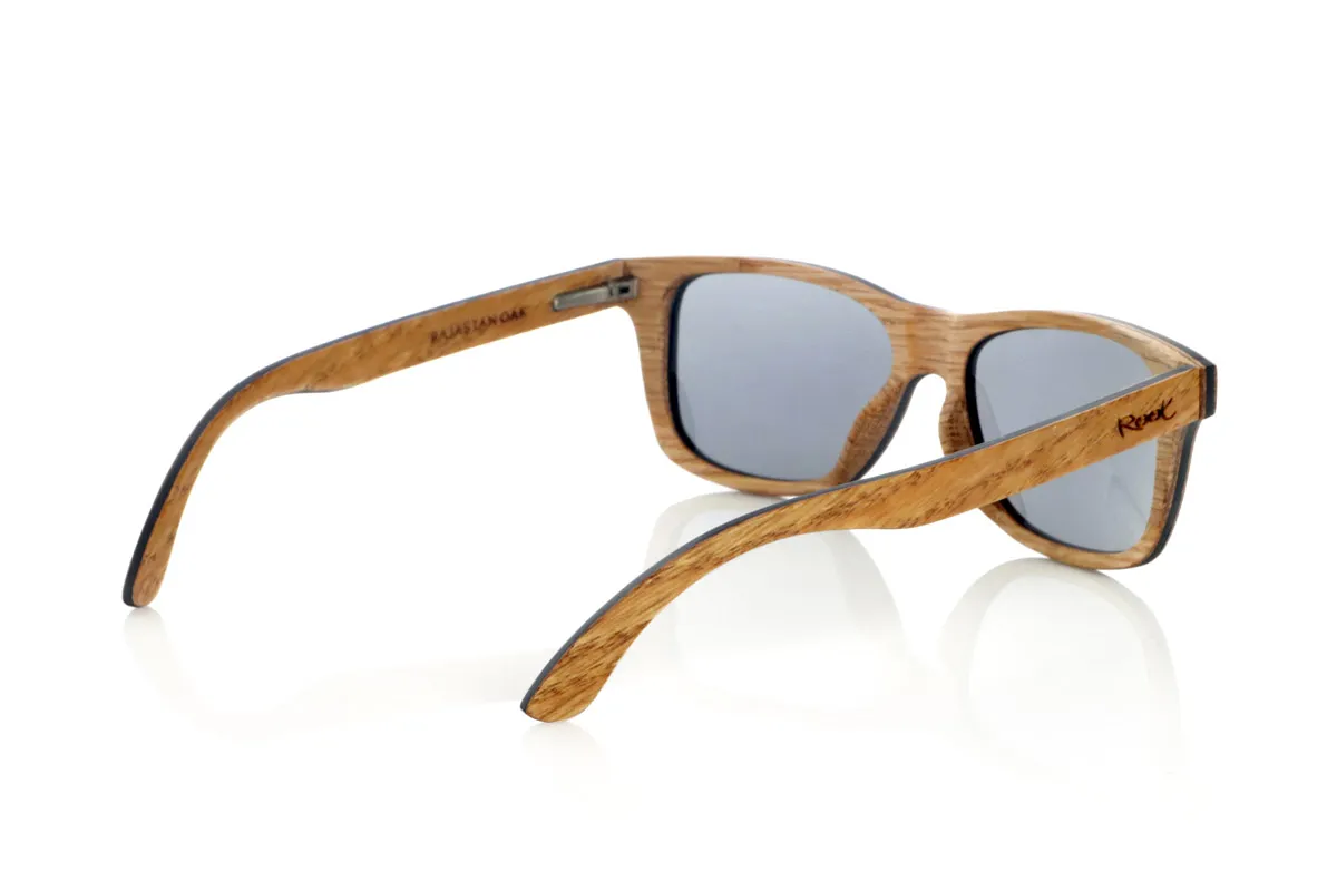 Wood eyewear of Oak RAJASTAN SK. RAJASTAN wooden sunglasses are made from a combination of laminated oak wood and a black maple inner layer, offering a sophisticated and natural style. Its rectangular design is complemented by metallic ornaments on the front, adding a touch of elegance. These wooden sunglasses are an ideal choice for those looking for an exclusive and sustainable look. Dimensions: 148x47 mm
Caliber: 49 for Wholesale & Retail | Root Sunglasses® 