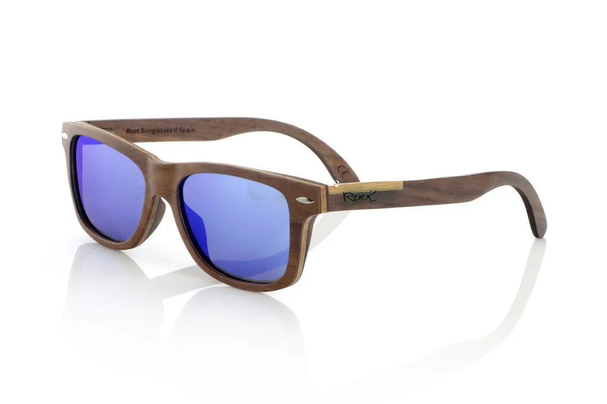 Gafas de Madera Natural de Walnut WOODSUNSET SK. Las gafas de sol de madera modelo Woodsunset están elaboradas en madera de nogal negro, ofreciendo un diseño elegante y atemporal con un acabado natural. Su estructura laminada incluye una lámina intercalada de arce natural, proporcionando un sutil contraste que realza su sofisticación.

Las patillas presentan un detalle único con una combinación de nogal y roble, aportando un toque distintivo a este modelo. Además, el frontal cuenta con pequeños adornos metálicos, que no solo refuerzan la estructura, sino que también aportan un aire vintage a su diseño.

Gracias a su forma clásica y versátil, las Woodsunset son una excelente opción tanto para hombres como para mujeres que buscan unas gafas de madera con carácter y estilo.

Medidas: 147x47 Calibre: 49 Venta al Por Mayor y Detalle | Root Sunglasses® 