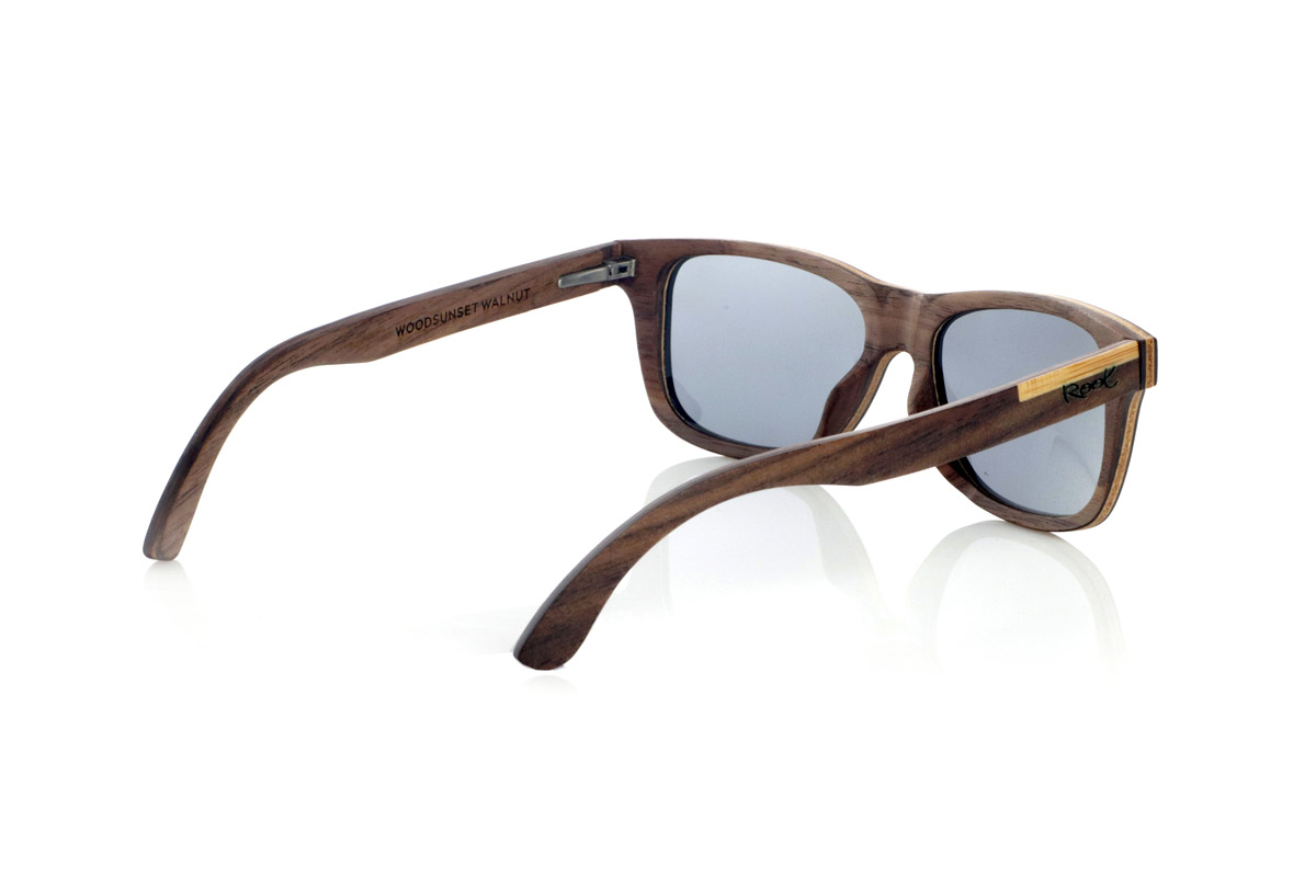 Gafas de Madera Natural de Walnut WOODSUNSET SK. Las gafas de sol de madera modelo Woodsunset están elaboradas en madera de nogal negro, ofreciendo un diseño elegante y atemporal con un acabado natural. Su estructura laminada incluye una lámina intercalada de arce natural, proporcionando un sutil contraste que realza su sofisticación.

Las patillas presentan un detalle único con una combinación de nogal y roble, aportando un toque distintivo a este modelo. Además, el frontal cuenta con pequeños adornos metálicos, que no solo refuerzan la estructura, sino que también aportan un aire vintage a su diseño.

Gracias a su forma clásica y versátil, las Woodsunset son una excelente opción tanto para hombres como para mujeres que buscan unas gafas de madera con carácter y estilo.

Medidas: 147x47 Calibre: 49 Venta al Por Mayor y Detalle | Root Sunglasses® 