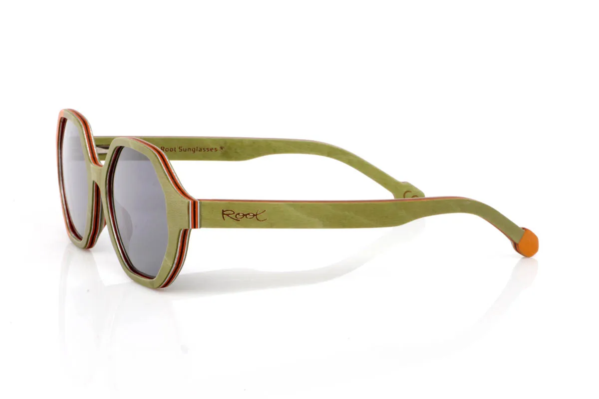 Gafas de Madera Natural de Arce MALI. Las gafas de madera MALI tienen una energía distinta, fresca y con personalidad desde el primer momento. El frontal combina arce tintado en tono verde con sutiles detalles en naranja en los bordes, creando un contraste original que se siente vivo sin ser excesivo. La forma, geométrica y ligeramente redondeada, aporta carácter manteniendo un equilibrio suave.

Las varillas siguen esa misma línea natural, dejando ver la veta de la madera bajo el tinte, aportando profundidad y autenticidad a cada pieza. Son ligeras, cómodas y con una presencia tranquila pero expresiva. Un modelo que transmite creatividad sin necesidad de forzarla.

Protección completa frente a los rayos UV.

Medidas: 140x49
Calibre: 47 Venta al Por Mayor y Detalle | Root Sunglasses® 