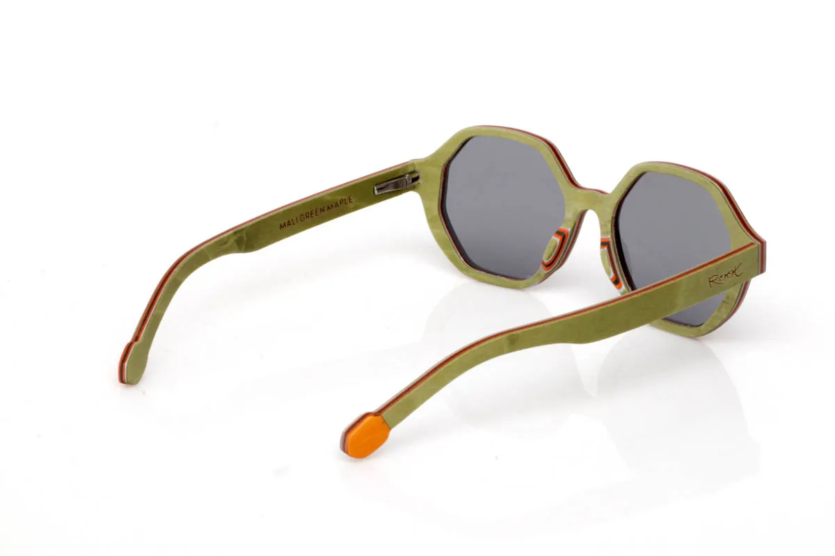 Gafas de Madera Natural de Arce MALI. Las gafas de madera MALI tienen una energía distinta, fresca y con personalidad desde el primer momento. El frontal combina arce tintado en tono verde con sutiles detalles en naranja en los bordes, creando un contraste original que se siente vivo sin ser excesivo. La forma, geométrica y ligeramente redondeada, aporta carácter manteniendo un equilibrio suave.

Las varillas siguen esa misma línea natural, dejando ver la veta de la madera bajo el tinte, aportando profundidad y autenticidad a cada pieza. Son ligeras, cómodas y con una presencia tranquila pero expresiva. Un modelo que transmite creatividad sin necesidad de forzarla.

Protección completa frente a los rayos UV.

Medidas: 140x49
Calibre: 47 Venta al Por Mayor y Detalle | Root Sunglasses® 