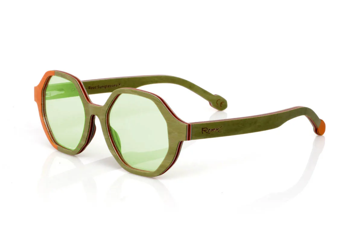 Gafas de Madera Natural de Arce modelo MALI. Las gafas de madera MALI tienen una energía distinta, fresca y con personalidad desde el primer momento. El frontal combina arce tintado en tono verde con sutiles detalles en naranja en los bordes, creando un contraste original que se siente vivo sin ser excesivo. La forma, geométrica y ligeramente redondeada, aporta carácter manteniendo un equilibrio suave.

Las varillas siguen esa misma línea natural, dejando ver la veta de la madera bajo el tinte, aportando profundidad y autenticidad a cada pieza. Son ligeras, cómodas y con una presencia tranquila pero expresiva. Un modelo que transmite creatividad sin necesidad de forzarla.

Protección completa frente a los rayos UV.

Medidas: 140x49
Calibre: 47 | Root Sunglasses® 