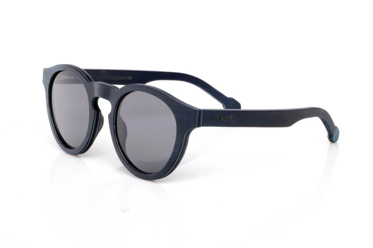Gafas de Madera Natural de Arce CABOY. Las gafas de madera CABOY transmiten calma desde el primer momento. El frontal en arce tintado en dos tonos de azul crea un degradado sutil que recuerda al mar en calma, con matices que cambian según la luz. La forma redondeada aporta suavidad y equilibrio, haciendo que el conjunto se sienta natural y fácil de llevar.

Las varillas continúan esa misma armonía, con la veta de la madera visible bajo el tinte, aportando profundidad y autenticidad. Son ligeras, cómodas y con una presencia tranquila pero con carácter. Un modelo que no necesita destacar para hacerse notar.

Protección completa frente a los rayos UV.

Medidas: 147x50
Calibre: 49 Venta al Por Mayor y Detalle | Root Sunglasses® 