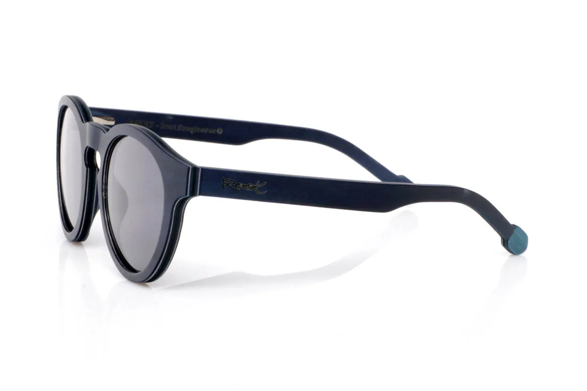 Gafas de Madera Natural de Arce CABOY. Las gafas de madera CABOY transmiten calma desde el primer momento. El frontal en arce tintado en dos tonos de azul crea un degradado sutil que recuerda al mar en calma, con matices que cambian según la luz. La forma redondeada aporta suavidad y equilibrio, haciendo que el conjunto se sienta natural y fácil de llevar.

Las varillas continúan esa misma armonía, con la veta de la madera visible bajo el tinte, aportando profundidad y autenticidad. Son ligeras, cómodas y con una presencia tranquila pero con carácter. Un modelo que no necesita destacar para hacerse notar.

Protección completa frente a los rayos UV.

Medidas: 147x50
Calibre: 49 Venta al Por Mayor y Detalle | Root Sunglasses® 