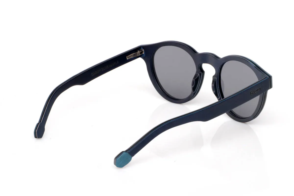 Gafas de Madera Natural de Arce CABOY. Las gafas de madera CABOY transmiten calma desde el primer momento. El frontal en arce tintado en dos tonos de azul crea un degradado sutil que recuerda al mar en calma, con matices que cambian según la luz. La forma redondeada aporta suavidad y equilibrio, haciendo que el conjunto se sienta natural y fácil de llevar.

Las varillas continúan esa misma armonía, con la veta de la madera visible bajo el tinte, aportando profundidad y autenticidad. Son ligeras, cómodas y con una presencia tranquila pero con carácter. Un modelo que no necesita destacar para hacerse notar.

Protección completa frente a los rayos UV.

Medidas: 147x50
Calibre: 49 Venta al Por Mayor y Detalle | Root Sunglasses® 