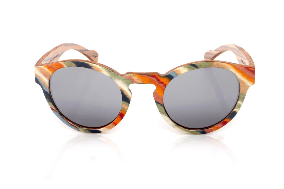 Gafas de Madera Natural de Arce KRETA SK. Las gafas de madera KRETA tienen algo especial desde el primer vistazo. El frontal combina la base natural del arce con un acabado multicolor lleno de matices, como pinceladas sobre madera que aportan energía y personalidad. La forma redondeada suaviza el conjunto y equilibra ese carácter más expresivo, creando una pieza original pero fácil de llevar.

Las varillas mantienen la esencia natural del arce, dejando ver su veta única, mientras el toque de color en el frontal aporta un contraste vibrante. Son ligeras, cómodas y diferentes, pensadas para quienes buscan algo más que unas gafas: una forma de expresar su estilo con naturalidad.

Protección completa frente a los rayos UV.

Medidas: 143x51
Calibre: 49 Venta al Por Mayor y Detalle | Root Sunglasses® 