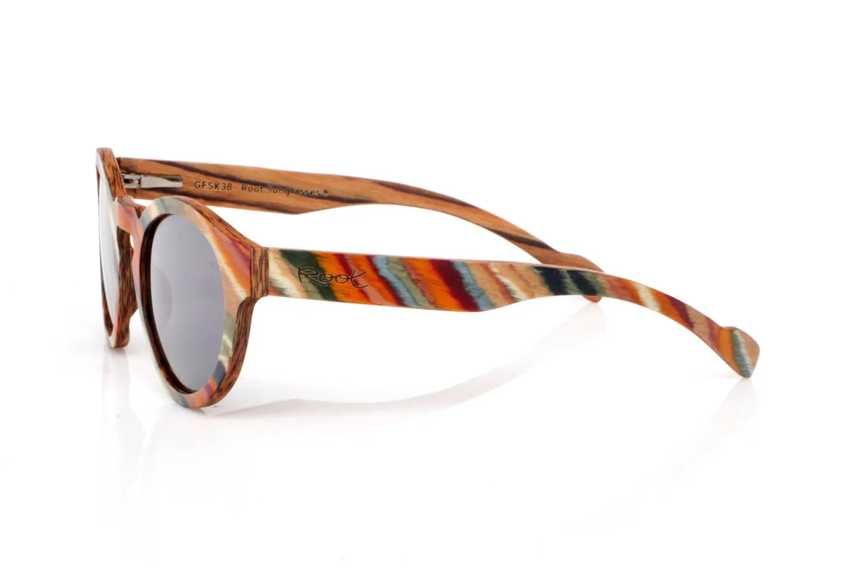Gafas de Madera Natural de Arce KRETA SK. Las gafas de madera KRETA tienen algo especial desde el primer vistazo. El frontal combina la base natural del arce con un acabado multicolor lleno de matices, como pinceladas sobre madera que aportan energía y personalidad. La forma redondeada suaviza el conjunto y equilibra ese carácter más expresivo, creando una pieza original pero fácil de llevar.

Las varillas mantienen la esencia natural del arce, dejando ver su veta única, mientras el toque de color en el frontal aporta un contraste vibrante. Son ligeras, cómodas y diferentes, pensadas para quienes buscan algo más que unas gafas: una forma de expresar su estilo con naturalidad.

Protección completa frente a los rayos UV.

Medidas: 143x51
Calibre: 49 Venta al Por Mayor y Detalle | Root Sunglasses® 