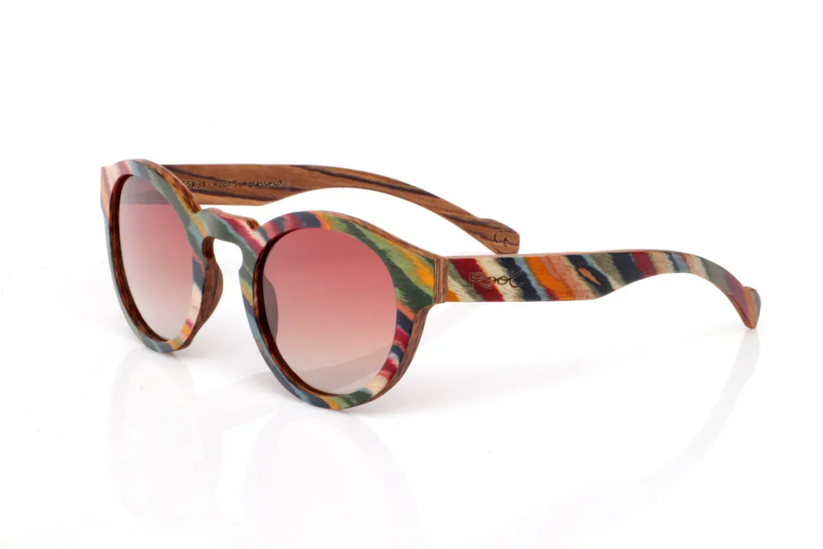 Gafas de Madera Natural de Arce KRETA SK. Las gafas de madera KRETA tienen algo especial desde el primer vistazo. El frontal combina la base natural del arce con un acabado multicolor lleno de matices, como pinceladas sobre madera que aportan energía y personalidad. La forma redondeada suaviza el conjunto y equilibra ese carácter más expresivo, creando una pieza original pero fácil de llevar.

Las varillas mantienen la esencia natural del arce, dejando ver su veta única, mientras el toque de color en el frontal aporta un contraste vibrante. Son ligeras, cómodas y diferentes, pensadas para quienes buscan algo más que unas gafas: una forma de expresar su estilo con naturalidad.

Protección completa frente a los rayos UV.

Medidas: 143x51
Calibre: 49 Venta al Por Mayor y Detalle | Root Sunglasses® 