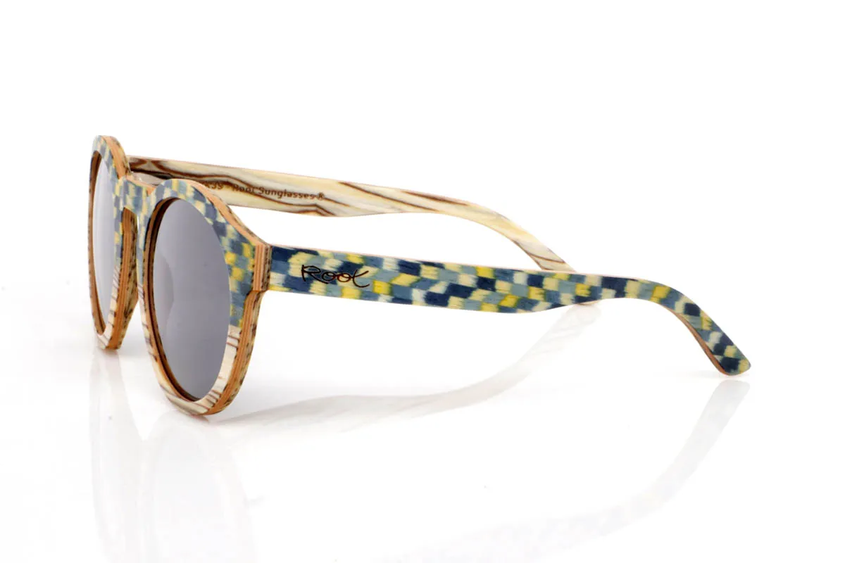 Gafas de Madera Natural de Zebrano TORLA. Las gafas de madera TORLA ICE TREE transmiten una energía diferente desde el primer momento. El frontal combina la veta clara natural con un patrón geométrico en tonos verdes, amarillos y azulados que recuerda a la luz filtrándose entre hojas. Una mezcla viva pero equilibrada, que aporta carácter sin resultar excesiva.

La forma redondeada suaviza el conjunto y las hace muy llevables en el día a día, mientras que las varillas mantienen la calidez de la madera natural, creando un contraste muy agradable. Son ligeras, cómodas y con personalidad propia, pensadas para quienes buscan algo distinto sin renunciar a la naturalidad.

Protección completa frente a los rayos UV.

Medidas: 147x49
Calibre: 52 Venta al Por Mayor y Detalle | Root Sunglasses® 