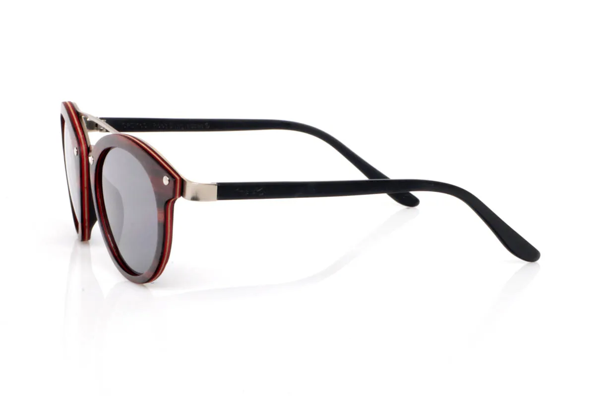 Gafas de Madera Natural de Ébano IQUAD. Las gafas de madera IQUAD destacan por su equilibrio entre sofisticación y sencillez. El frontal en ébano, con su tono oscuro profundo y vetas sutiles, transmite una elegancia natural que no necesita excesos. La doble barra metálica aporta un aire contemporáneo y ligero, creando un contraste limpio y muy actual.

La forma redondeada suaviza el conjunto, haciéndolas fáciles de llevar en cualquier situación. Las varillas, finas y ligeras, refuerzan esa sensación de comodidad y ligereza, acompañando sin esfuerzo. Son gafas de madera pensadas para quienes valoran los detalles y buscan un estilo discreto pero con personalidad.

Protección completa frente a los rayos UV.

Medidas: 138x50
Calibre: 48 Venta al Por Mayor y Detalle | Root Sunglasses® 