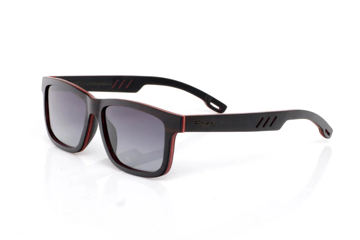 Gafas de Madera Natural de Ébano modelo ANGEL. Las gafas de madera ANGEL destacan por su diseño recto y marcado, con una presencia más firme y estructurada. El frontal en ébano, de tono oscuro profundo con matices rojizos en los cantos, aporta un contraste sutil que eleva el conjunto sin perder naturalidad.

Las líneas rectangulares transmiten seguridad y estilo, con un aire moderno y decidido. Las varillas, también en madera, incorporan pequeños detalles fresados que refuerzan su personalidad y aportan un toque distintivo. Son gafas de madera pensadas para quienes buscan algo sólido, cómodo y con carácter propio.

Protección completa frente a los rayos UV.

Medidas: 146x46
Calibre: 55 | Root Sunglasses® 