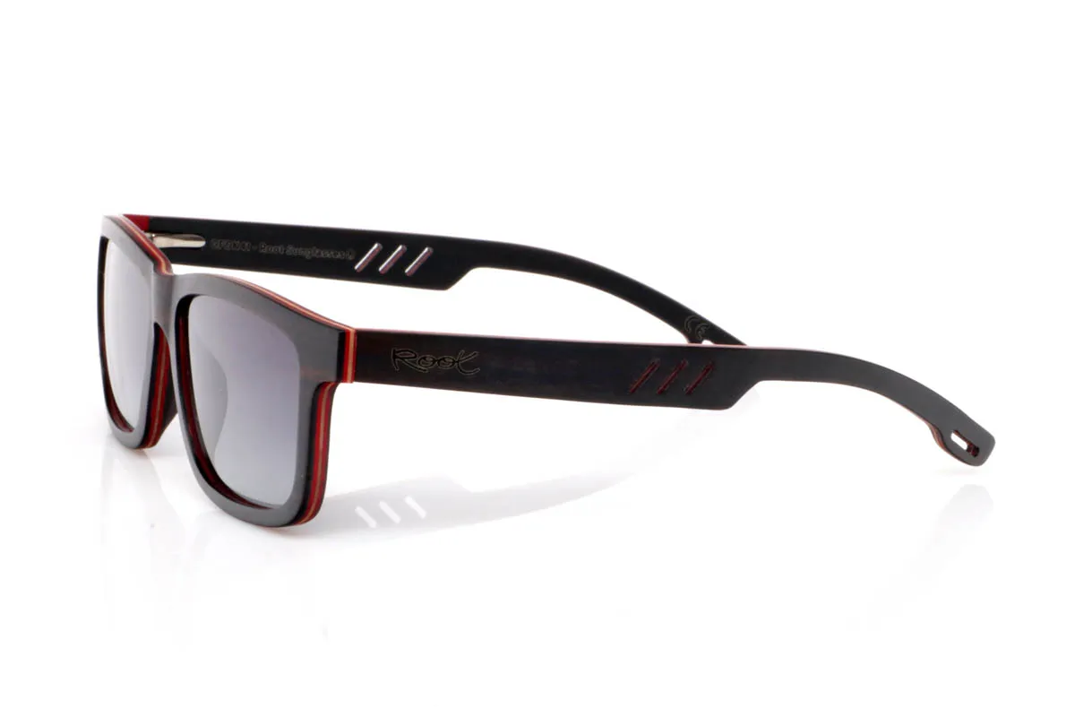 Gafas de Madera Natural de Ébano ANGEL. Las gafas de madera ANGEL destacan por su diseño recto y marcado, con una presencia más firme y estructurada. El frontal en ébano, de tono oscuro profundo con matices rojizos en los cantos, aporta un contraste sutil que eleva el conjunto sin perder naturalidad.

Las líneas rectangulares transmiten seguridad y estilo, con un aire moderno y decidido. Las varillas, también en madera, incorporan pequeños detalles fresados que refuerzan su personalidad y aportan un toque distintivo. Son gafas de madera pensadas para quienes buscan algo sólido, cómodo y con carácter propio.

Protección completa frente a los rayos UV.

Medidas: 146x46
Calibre: 55 Venta al Por Mayor y Detalle | Root Sunglasses® 