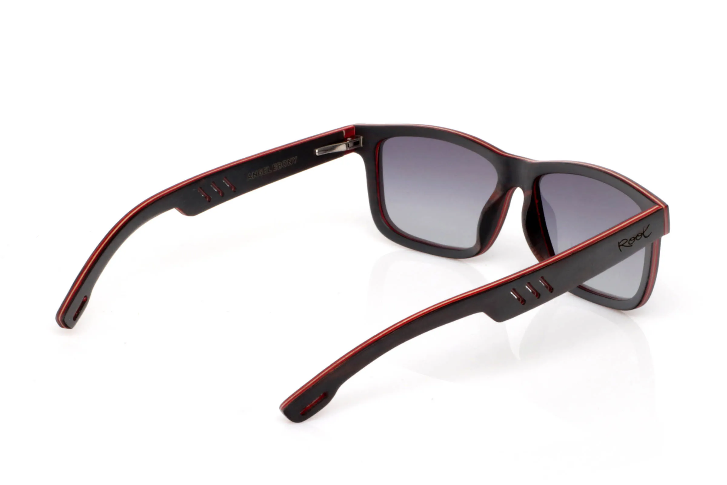 Gafas de Madera Natural de Ébano ANGEL. Las gafas de madera ANGEL destacan por su diseño recto y marcado, con una presencia más firme y estructurada. El frontal en ébano, de tono oscuro profundo con matices rojizos en los cantos, aporta un contraste sutil que eleva el conjunto sin perder naturalidad.

Las líneas rectangulares transmiten seguridad y estilo, con un aire moderno y decidido. Las varillas, también en madera, incorporan pequeños detalles fresados que refuerzan su personalidad y aportan un toque distintivo. Son gafas de madera pensadas para quienes buscan algo sólido, cómodo y con carácter propio.

Protección completa frente a los rayos UV.

Medidas: 146x46
Calibre: 55 Venta al Por Mayor y Detalle | Root Sunglasses® 