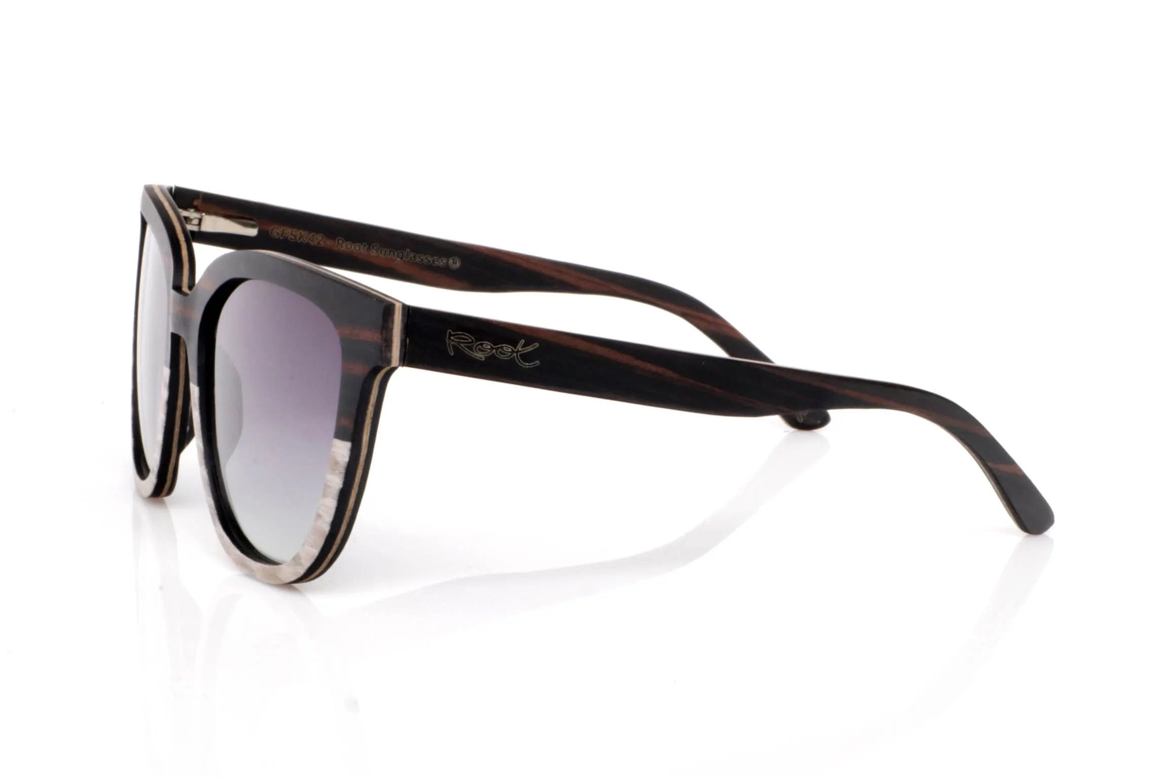 Wood eyewear of Ebony PALM. PALM wooden sunglasses stand out for their soft front shape with a subtle cat-eye touch that enhances the face without being too bold. The combination of dark ebony on the upper part and lighter wood on the lower section creates an elegant and well-balanced contrast.

The shape is flattering and easy to wear, with a relaxed and slightly feminine feel that fits effortlessly into everyday life. The temples continue the ebony look, with natural grain patterns that add depth and make each piece unique.

A design that conveys calm, balance, and effortless style.

Full UV protection.

Size: 145x47
Lens width: 54 for Wholesale & Retail | Root Sunglasses® 