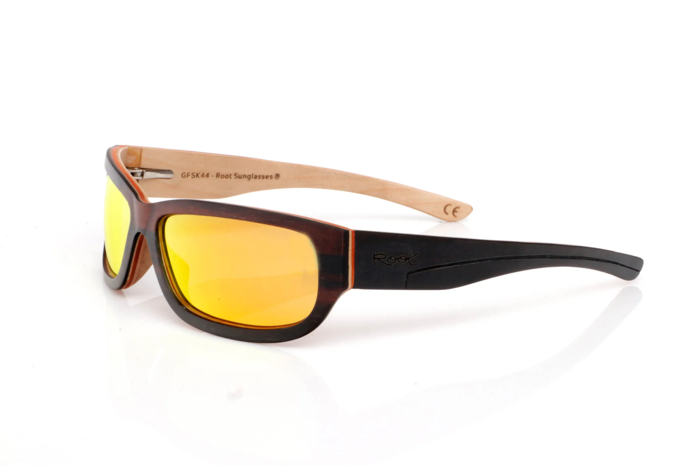 Wood eyewear of Ebony modelo RIFF SK. RIFF wooden sunglasses feature an elongated, wrap-style design with a soft rectangular front that fits naturally to the face, giving them a modern and slightly sporty feel.

The contrast between the dark ebony exterior and the lighter inner wood creates a visually light yet strong piece. A balance between strength and natural aesthetics that defines the frame.

The temples continue this contrast, with an ergonomic shape that ensures comfort and stability for everyday wear.

Full UV protection.

Size: 145x42
Lens width: 62 | Root Sunglasses® 