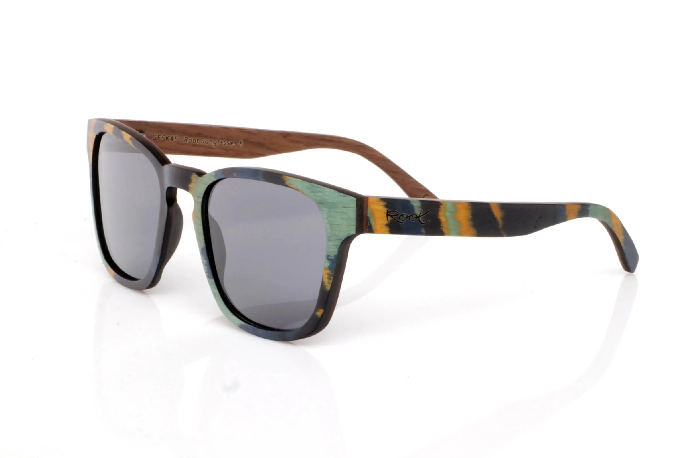 Wood eyewear of Maple modelo MARTIN SK. MARTIN wooden sunglasses feature a soft square shape combined with a design full of nuance. The front blends greens, blues and warm tones flowing irregularly across the frame, creating a unique piece that changes with the light.

The contrast with the natural wood temples brings balance and calm, keeping that organic essence that defines Root.

It’s a frame with personality yet easy to wear, made for those who want to move beyond the basics without losing natural style.

Full UV protection.

Size: 146x52
Lens width: 54 | Root Sunglasses® 