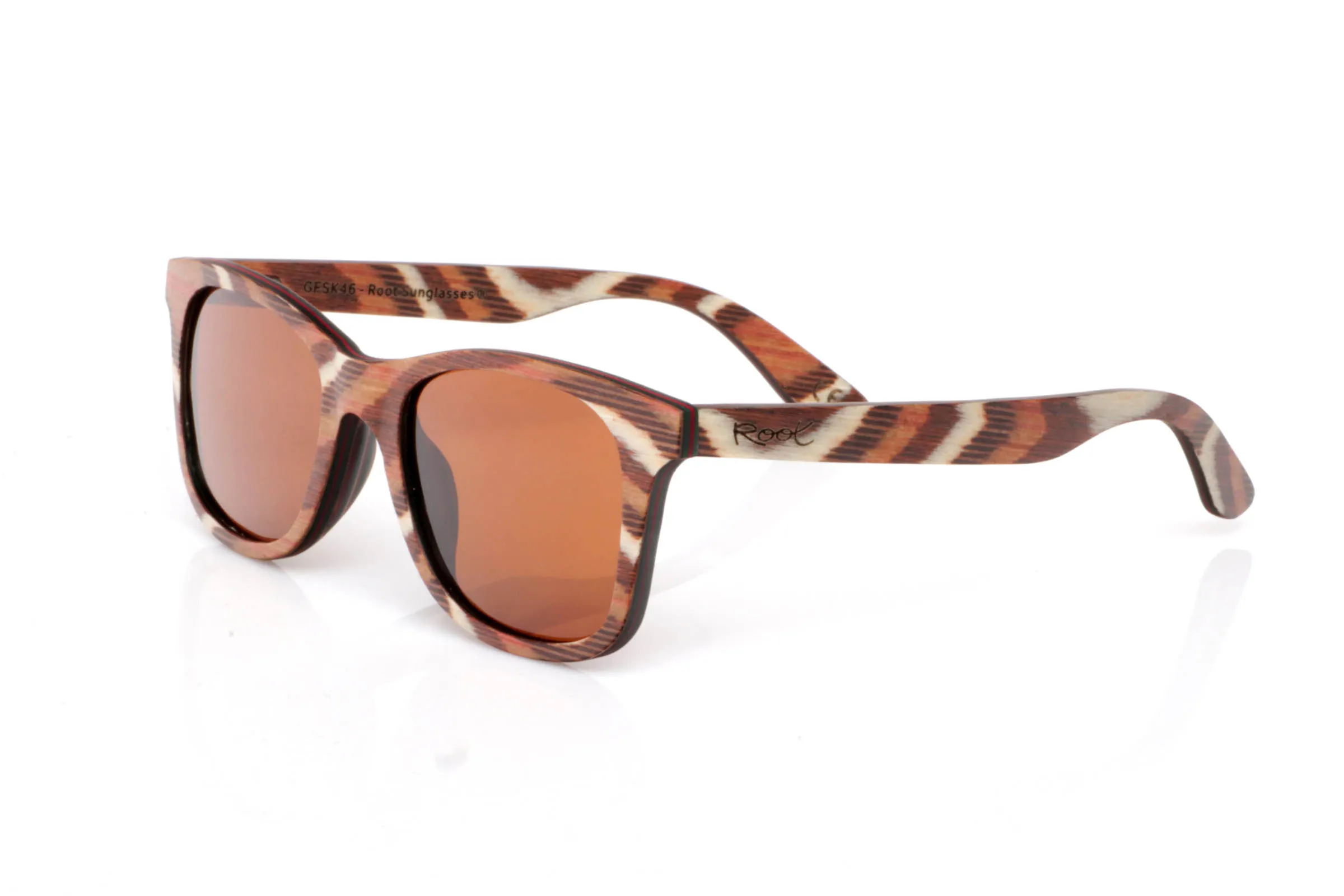 Wood eyewear of Maple modelo BORACAI SK. BORACAI SK wooden sunglasses stand out for their textured front, blending earthy tones, cream and reddish hues into a warm, organic pattern. A design full of life where every piece feels unique.

The soft square shape keeps them balanced and easy to wear, while the maple finish enhances their natural and lightweight feel.

A frame with character, without being too bold. Natural, different, very Root.

Full UV protection.

Size: 142x48
Lens width: 52 | Root Sunglasses® 