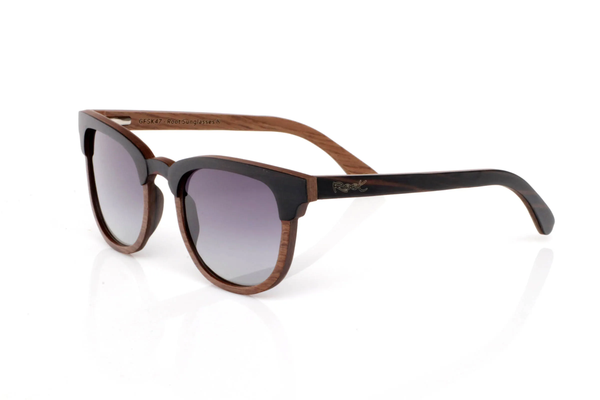 Wood eyewear of Ebony modelo SOUNDY. SOUNDY wooden sunglasses stand out for their combination of dark ebony on the front and a lighter inner wood that adds contrast and warmth. A clean design with no excess, where the natural grain takes center stage and each piece feels unique.

The softly rounded shape makes them comfortable and easy to wear every day. They don’t try to stand out in an exaggerated way, but they have that subtle character you notice when you look closer.

Ebony brings visual strength and presence, while the overall finish keeps the lightweight feel of wood, making them comfortable for long use.

Full UV protection.

Size: 142x49
Lens width: 49 | Root Sunglasses® 