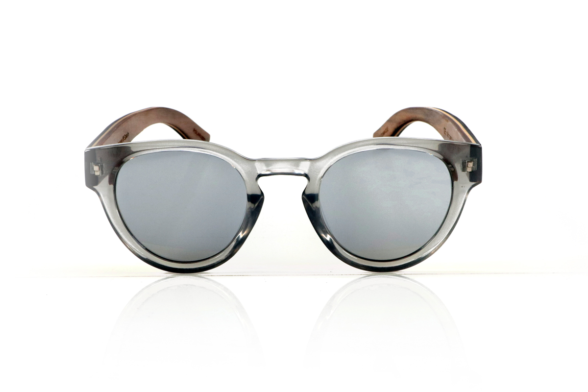 Wood eyewear of Walnut JOSS. JOSS Sunglasses with dark walnut wood temples on the outside and a light walnut interior finish interspersed with a natural maple veneer. The translucent gray PC front adds a modern and versatile touch to this lightweight, shapely model, ideal for smaller faces. Polarized lenses with UV protection ensure visual comfort and sun protection. Measurements: 139 x 50 mm. Caliber 47. for Wholesale & Retail | Root Sunglasses® 