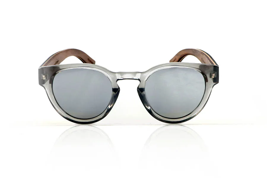 Gafas de Madera Natural de Walnut JOSS. JOSS Gafas de sol con patillas de madera de nogal oscuro en el exterior y acabado interior en nogal claro intercalado con una lámina de arce natural. El frontal en PC gris translúcido aporta un toque actual y versátil a este modelo ligero y bien proporcionado, ideal para rostros más pequeños. Lentes polarizadas con protección UV que garantizan confort visual y protección solar. Medidas: 139x50 mm. Calibre 47. Venta al Por Mayor y Detalle | Root Sunglasses® 