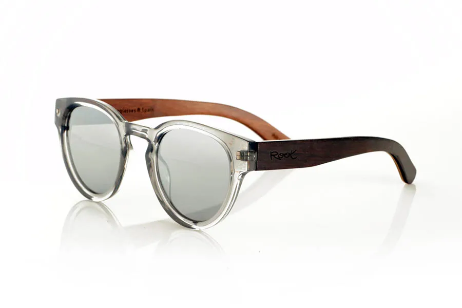 Gafas de Madera Natural de Walnut JOSS. JOSS Gafas de sol con patillas de madera de nogal oscuro en el exterior y acabado interior en nogal claro intercalado con una lámina de arce natural. El frontal en PC gris translúcido aporta un toque actual y versátil a este modelo ligero y bien proporcionado, ideal para rostros más pequeños. Lentes polarizadas con protección UV que garantizan confort visual y protección solar. Medidas: 139x50 mm. Calibre 47. Venta al Por Mayor y Detalle | Root Sunglasses® 
