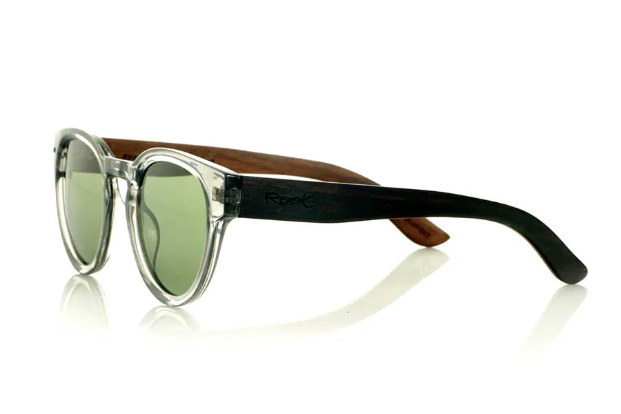 Gafas de Madera Natural de Walnut JOSS. JOSS Gafas de sol con patillas de madera de nogal oscuro en el exterior y acabado interior en nogal claro intercalado con una lámina de arce natural. El frontal en PC gris translúcido aporta un toque actual y versátil a este modelo ligero y bien proporcionado, ideal para rostros más pequeños. Lentes polarizadas con protección UV que garantizan confort visual y protección solar. Medidas: 139x50 mm. Calibre 47. Venta al Por Mayor y Detalle | Root Sunglasses® 