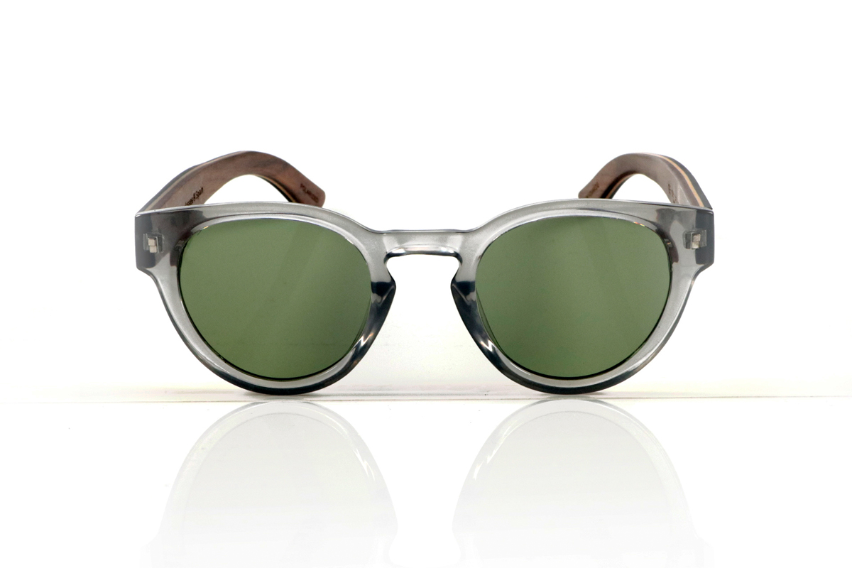 Wood eyewear of Walnut JOSS. JOSS Sunglasses with dark walnut wood temples on the outside and a light walnut interior finish interspersed with a natural maple veneer. The translucent gray PC front adds a modern and versatile touch to this lightweight, shapely model, ideal for smaller faces. Polarized lenses with UV protection ensure visual comfort and sun protection. Measurements: 139 x 50 mm. Caliber 47. for Wholesale & Retail | Root Sunglasses® 
