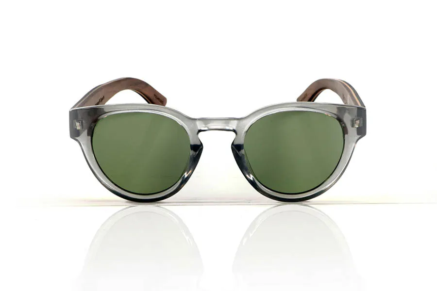 Gafas de Madera Natural de Walnut JOSS. JOSS Gafas de sol con patillas de madera de nogal oscuro en el exterior y acabado interior en nogal claro intercalado con una lámina de arce natural. El frontal en PC gris translúcido aporta un toque actual y versátil a este modelo ligero y bien proporcionado, ideal para rostros más pequeños. Lentes polarizadas con protección UV que garantizan confort visual y protección solar. Medidas: 139x50 mm. Calibre 47. Venta al Por Mayor y Detalle | Root Sunglasses® 