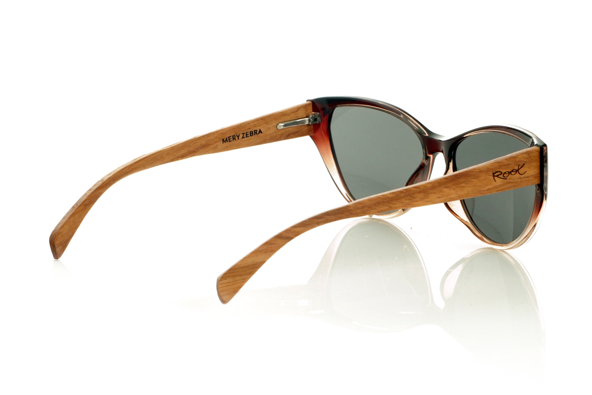 Gafas de Madera Natural de Zebrano MERY. MERY Gafas de sol con patillas de madera maciza de zebrano y frontal bicolor en acabado brillante, con tono marrón oscuro en la parte superior y degradado más claro en la parte inferior. Su silueta envolvente y femenina ofrece una excelente cobertura visual, combinando elegancia y comodidad. Ligeras, con lentes polarizadas y protección UV. Medidas: 148x49 mm. Calibre 56. Venta al Por Mayor y Detalle | Root Sunglasses® 