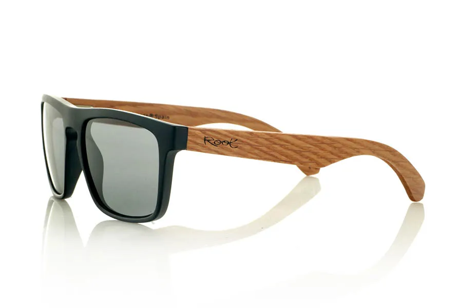 Wood eyewear of Oak JOHN. JOHN Sunglasses with solid oak wood temples and a matte black front, featuring straight lines and a timeless design. A versatile and comfortable model, ideal for those seeking a pared-down look with natural details. Equipped with polarized lenses and UV protection. Measurements: 145 x 49 mm. Caliber 56. for Wholesale & Retail | Root Sunglasses® 