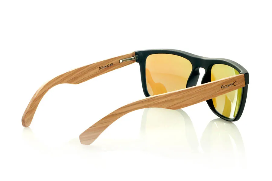 Wood eyewear of Oak JOHN. JOHN Sunglasses with solid oak wood temples and a matte black front, featuring straight lines and a timeless design. A versatile and comfortable model, ideal for those seeking a pared-down look with natural details. Equipped with polarized lenses and UV protection. Measurements: 145 x 49 mm. Caliber 56. for Wholesale & Retail | Root Sunglasses® 