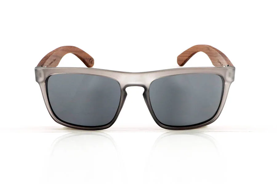 Wood eyewear of Walnut LIDIAN. LIDIAN sunglasses with solid walnut wood temples and a matte transparent gray front. Their contemporary design combines clean lines with natural materials for a balanced and versatile style. Equipped with polarized lenses with UV protection, they offer everyday comfort and protection. Measurements: 145 x 49 mm. Caliber 56. for Wholesale & Retail | Root Sunglasses® 