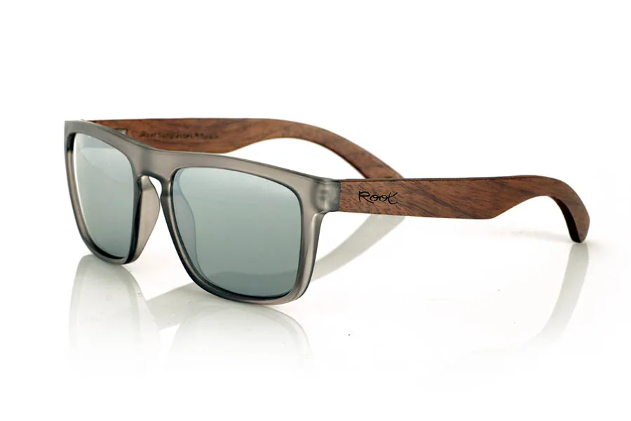 Wood eyewear of Walnut LIDIAN. LIDIAN sunglasses with solid walnut wood temples and a matte transparent gray front. Their contemporary design combines clean lines with natural materials for a balanced and versatile style. Equipped with polarized lenses with UV protection, they offer everyday comfort and protection. Measurements: 145 x 49 mm. Caliber 56. for Wholesale & Retail | Root Sunglasses® 