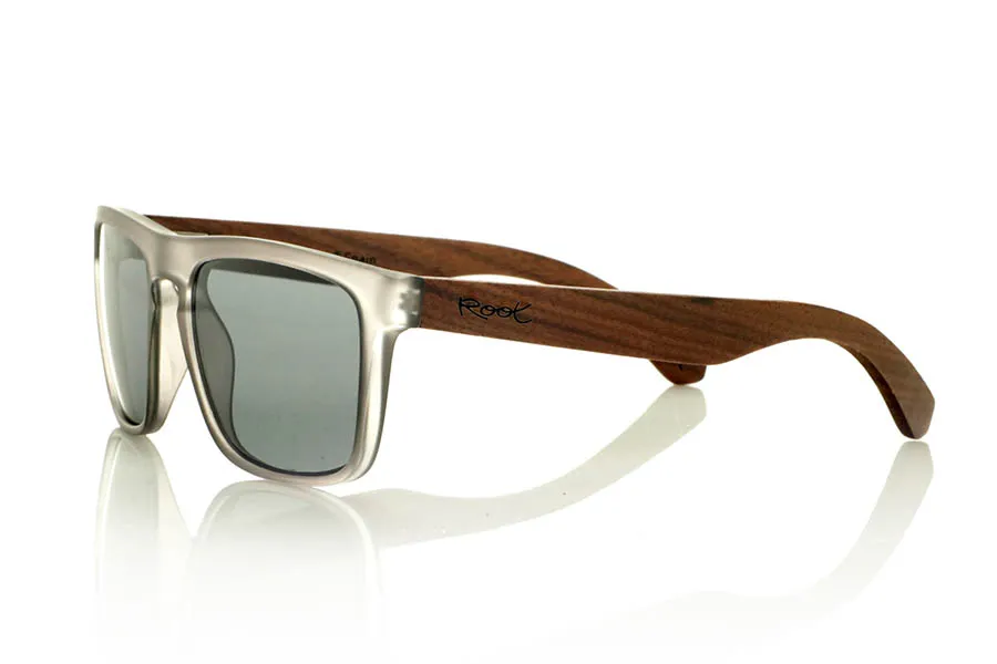 Wood eyewear of Walnut LIDIAN. LIDIAN sunglasses with solid walnut wood temples and a matte transparent gray front. Their contemporary design combines clean lines with natural materials for a balanced and versatile style. Equipped with polarized lenses with UV protection, they offer everyday comfort and protection. Measurements: 145 x 49 mm. Caliber 56. for Wholesale & Retail | Root Sunglasses® 