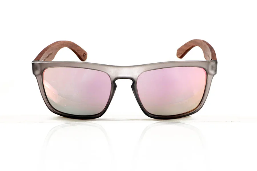 Wood eyewear of Walnut LIDIAN. LIDIAN sunglasses with solid walnut wood temples and a matte transparent gray front. Their contemporary design combines clean lines with natural materials for a balanced and versatile style. Equipped with polarized lenses with UV protection, they offer everyday comfort and protection. Measurements: 145 x 49 mm. Caliber 56. for Wholesale & Retail | Root Sunglasses® 