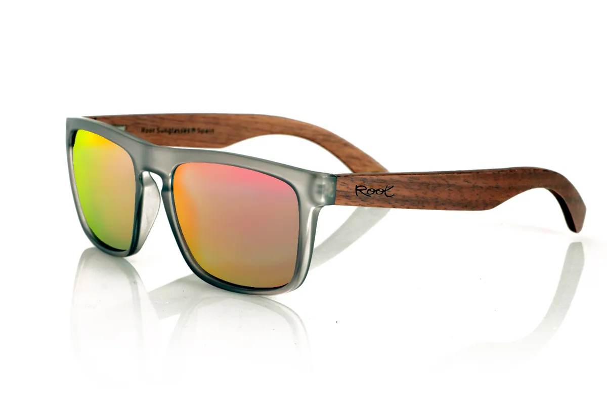 Wood eyewear of Walnut LIDIAN. LIDIAN sunglasses with solid walnut wood temples and a matte transparent gray front. Their contemporary design combines clean lines with natural materials for a balanced and versatile style. Equipped with polarized lenses with UV protection, they offer everyday comfort and protection. Measurements: 145 x 49 mm. Caliber 56. for Wholesale & Retail | Root Sunglasses® 