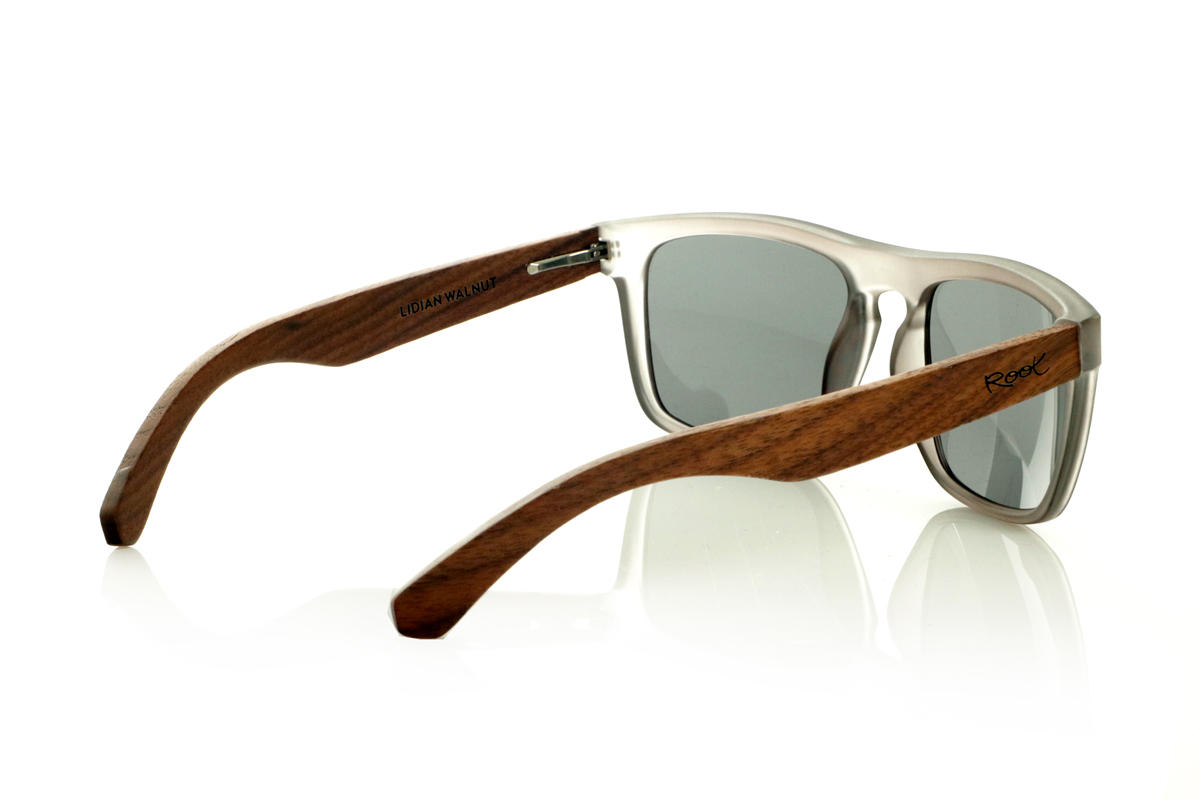 Wood eyewear of Walnut LIDIAN. LIDIAN sunglasses with solid walnut wood temples and a matte transparent gray front. Their contemporary design combines clean lines with natural materials for a balanced and versatile style. Equipped with polarized lenses with UV protection, they offer everyday comfort and protection. Measurements: 145 x 49 mm. Caliber 56. for Wholesale & Retail | Root Sunglasses® 