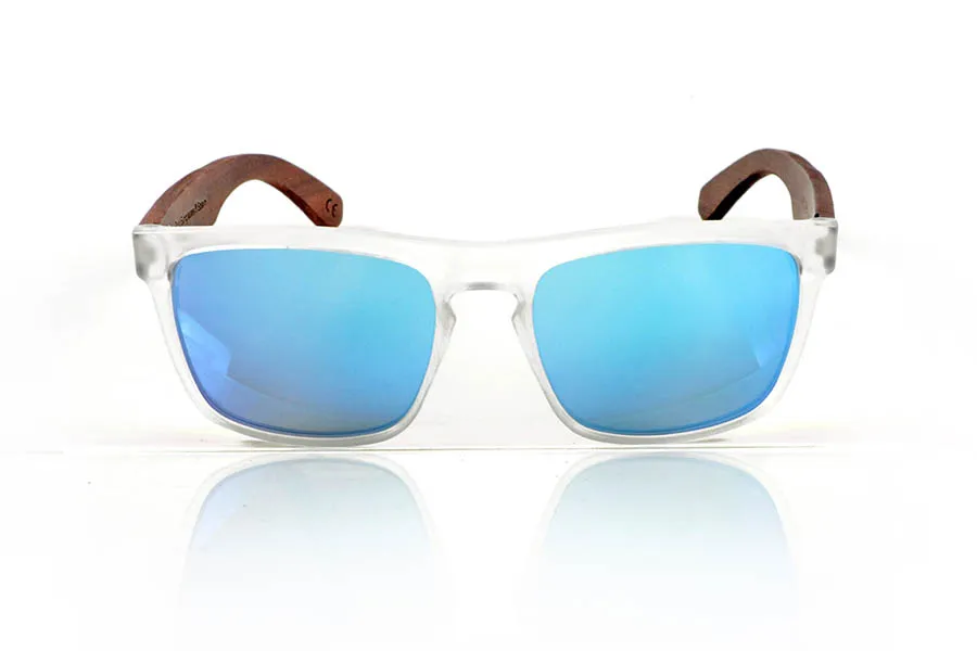 Wood eyewear of Walnut ROUSHEN. ROUSHEN sunglasses with solid dark walnut wood temples and a matte transparent front for a fresh, contemporary look. The contrast between the warmth of the wood and the transparency of the front makes them an original and versatile choice for everyday wear. Polarized lenses with UV protection. Measurements: 145 x 49 mm. Caliber 56 for Wholesale & Retail | Root Sunglasses® 