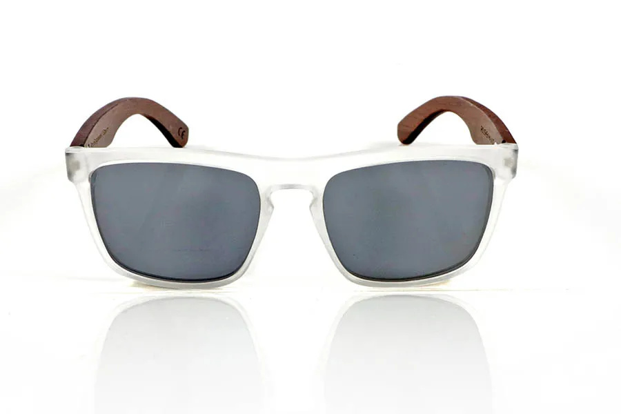 Wood eyewear of Walnut ROUSHEN. ROUSHEN sunglasses with solid dark walnut wood temples and a matte transparent front for a fresh, contemporary look. The contrast between the warmth of the wood and the transparency of the front makes them an original and versatile choice for everyday wear. Polarized lenses with UV protection. Measurements: 145 x 49 mm. Caliber 56 for Wholesale & Retail | Root Sunglasses® 