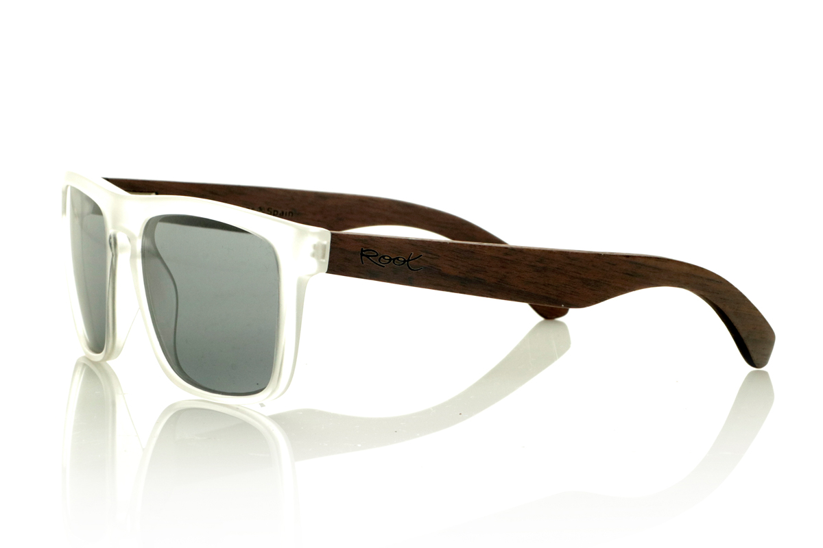 Wood eyewear of Walnut ROUSHEN. ROUSHEN sunglasses with solid dark walnut wood temples and a matte transparent front for a fresh, contemporary look. The contrast between the warmth of the wood and the transparency of the front makes them an original and versatile choice for everyday wear. Polarized lenses with UV protection. Measurements: 145 x 49 mm. Caliber 56 for Wholesale & Retail | Root Sunglasses® 