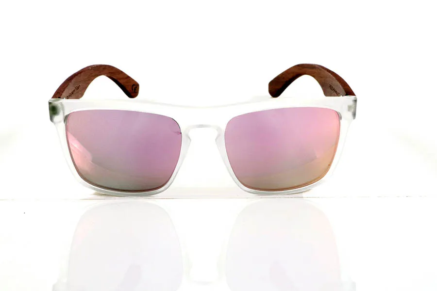 Wood eyewear of Walnut ROUSHEN. ROUSHEN sunglasses with solid dark walnut wood temples and a matte transparent front for a fresh, contemporary look. The contrast between the warmth of the wood and the transparency of the front makes them an original and versatile choice for everyday wear. Polarized lenses with UV protection. Measurements: 145 x 49 mm. Caliber 56 for Wholesale & Retail | Root Sunglasses® 