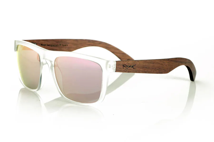 Wood eyewear of Walnut ROUSHEN. ROUSHEN sunglasses with solid dark walnut wood temples and a matte transparent front for a fresh, contemporary look. The contrast between the warmth of the wood and the transparency of the front makes them an original and versatile choice for everyday wear. Polarized lenses with UV protection. Measurements: 145 x 49 mm. Caliber 56 for Wholesale & Retail | Root Sunglasses® 