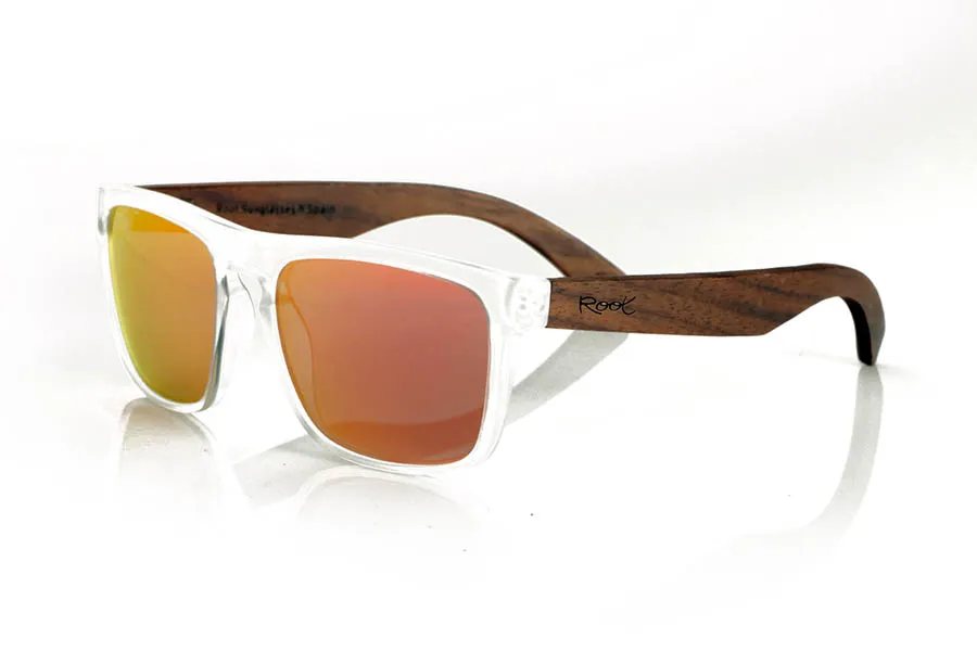 Wood eyewear of Walnut ROUSHEN. ROUSHEN sunglasses with solid dark walnut wood temples and a matte transparent front for a fresh, contemporary look. The contrast between the warmth of the wood and the transparency of the front makes them an original and versatile choice for everyday wear. Polarized lenses with UV protection. Measurements: 145 x 49 mm. Caliber 56 for Wholesale & Retail | Root Sunglasses® 