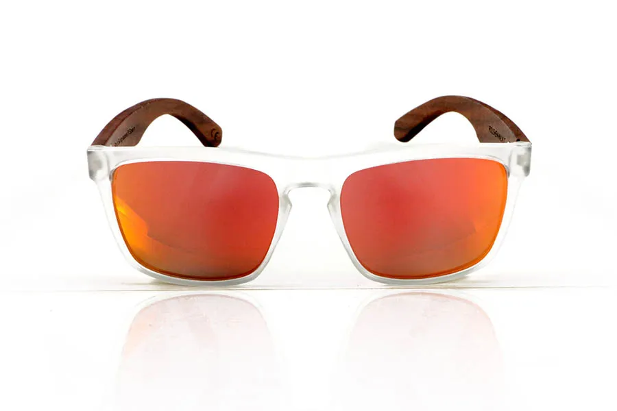 Wood eyewear of Walnut ROUSHEN. ROUSHEN sunglasses with solid dark walnut wood temples and a matte transparent front for a fresh, contemporary look. The contrast between the warmth of the wood and the transparency of the front makes them an original and versatile choice for everyday wear. Polarized lenses with UV protection. Measurements: 145 x 49 mm. Caliber 56 for Wholesale & Retail | Root Sunglasses® 