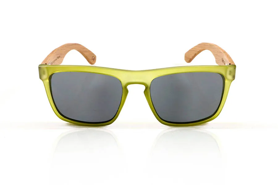 Wood eyewear of Oak TIMESY. TIMESY sunglasses with solid oak wood temples and a matte transparent green front that adds a fresh and original design. Their wraparound shape and vibrant color make them perfect for those looking for a unique touch without sacrificing comfort. Polarized lenses with UV protection. Measurements: 145 x 49 mm. Caliber 56. for Wholesale & Retail | Root Sunglasses® 