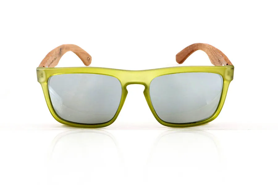 Wood eyewear of Oak TIMESY. TIMESY sunglasses with solid oak wood temples and a matte transparent green front that adds a fresh and original design. Their wraparound shape and vibrant color make them perfect for those looking for a unique touch without sacrificing comfort. Polarized lenses with UV protection. Measurements: 145 x 49 mm. Caliber 56. for Wholesale & Retail | Root Sunglasses® 