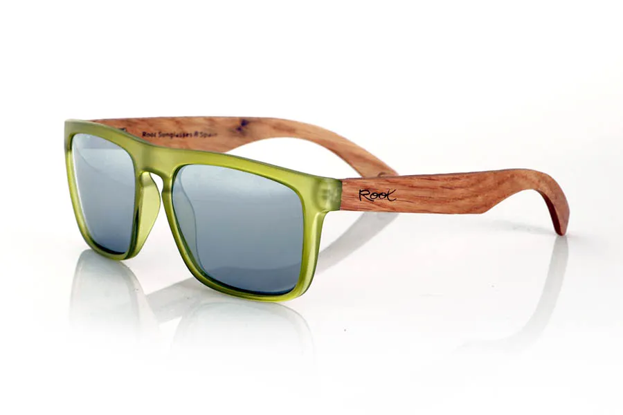 Wood eyewear of Oak TIMESY. TIMESY sunglasses with solid oak wood temples and a matte transparent green front that adds a fresh and original design. Their wraparound shape and vibrant color make them perfect for those looking for a unique touch without sacrificing comfort. Polarized lenses with UV protection. Measurements: 145 x 49 mm. Caliber 56. for Wholesale & Retail | Root Sunglasses® 