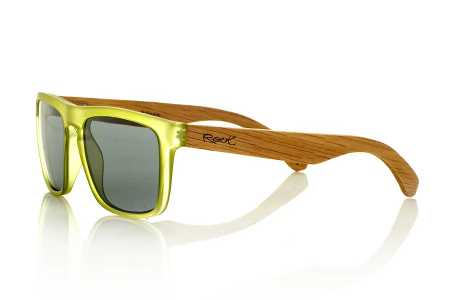 Wood eyewear of Oak TIMESY. TIMESY sunglasses with solid oak wood temples and a matte transparent green front that adds a fresh and original design. Their wraparound shape and vibrant color make them perfect for those looking for a unique touch without sacrificing comfort. Polarized lenses with UV protection. Measurements: 145 x 49 mm. Caliber 56. for Wholesale & Retail | Root Sunglasses® 