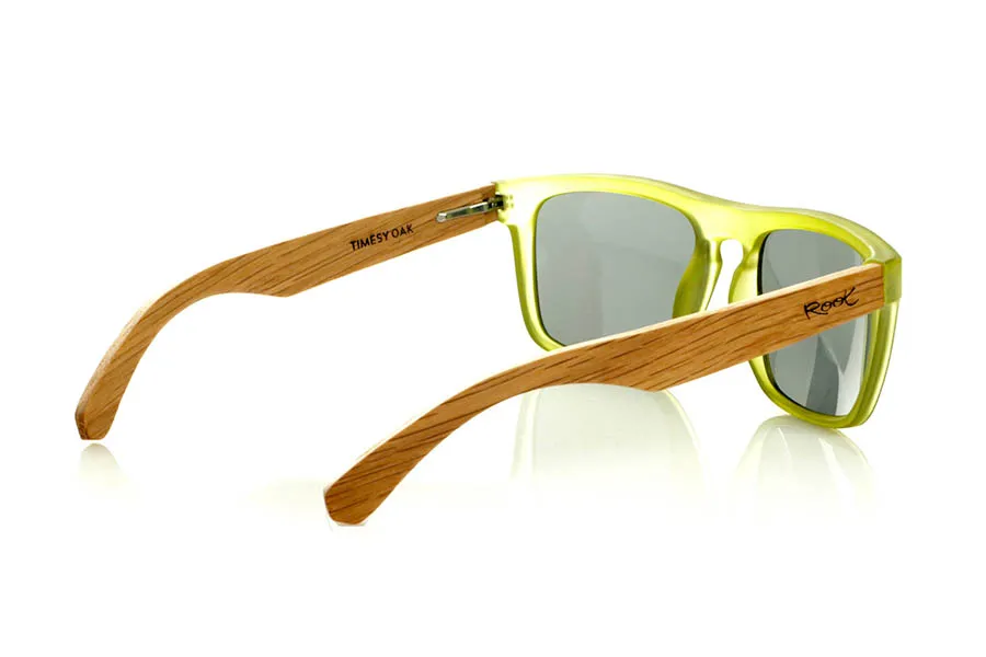 Wood eyewear of Oak TIMESY. TIMESY sunglasses with solid oak wood temples and a matte transparent green front that adds a fresh and original design. Their wraparound shape and vibrant color make them perfect for those looking for a unique touch without sacrificing comfort. Polarized lenses with UV protection. Measurements: 145 x 49 mm. Caliber 56. for Wholesale & Retail | Root Sunglasses® 